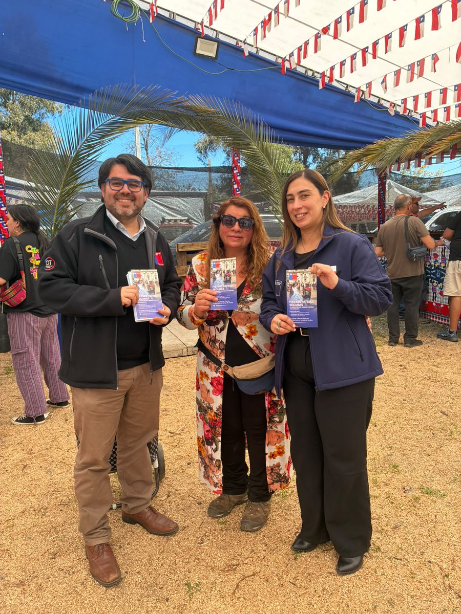 drtohiggins's tweet photo. En #Machali nuestro DRT O'Higgins (S) Alejandro Vergara, junto a Seremi @TrabajoOHiggins Carmen Gloria Manriquez, difunden en fondas, ramadas y locales comerciales, los derechos laborales de los trabajadores y trabajadoras en estas #FiestasPatrias https://t.co/Rv7h9GVILC