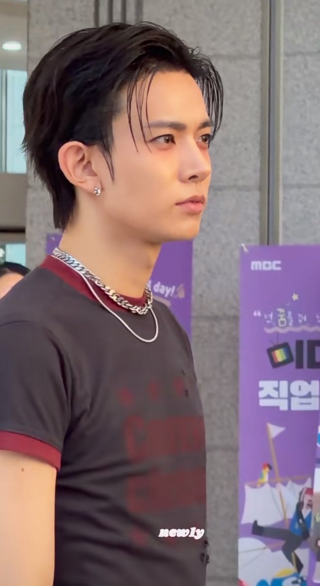 cupcakeheee's tweet photo. he’s gonna receive his trophy today with this look.. fuck https://t.co/WdDTKETiNt