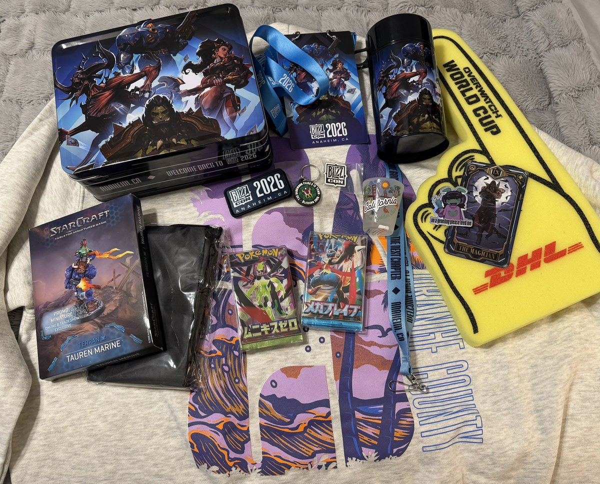 that__lux's tweet photo. FINALLY HOME !!! here is my blizzcon trip haul ^-^ https://t.co/eNoOXQfBz2