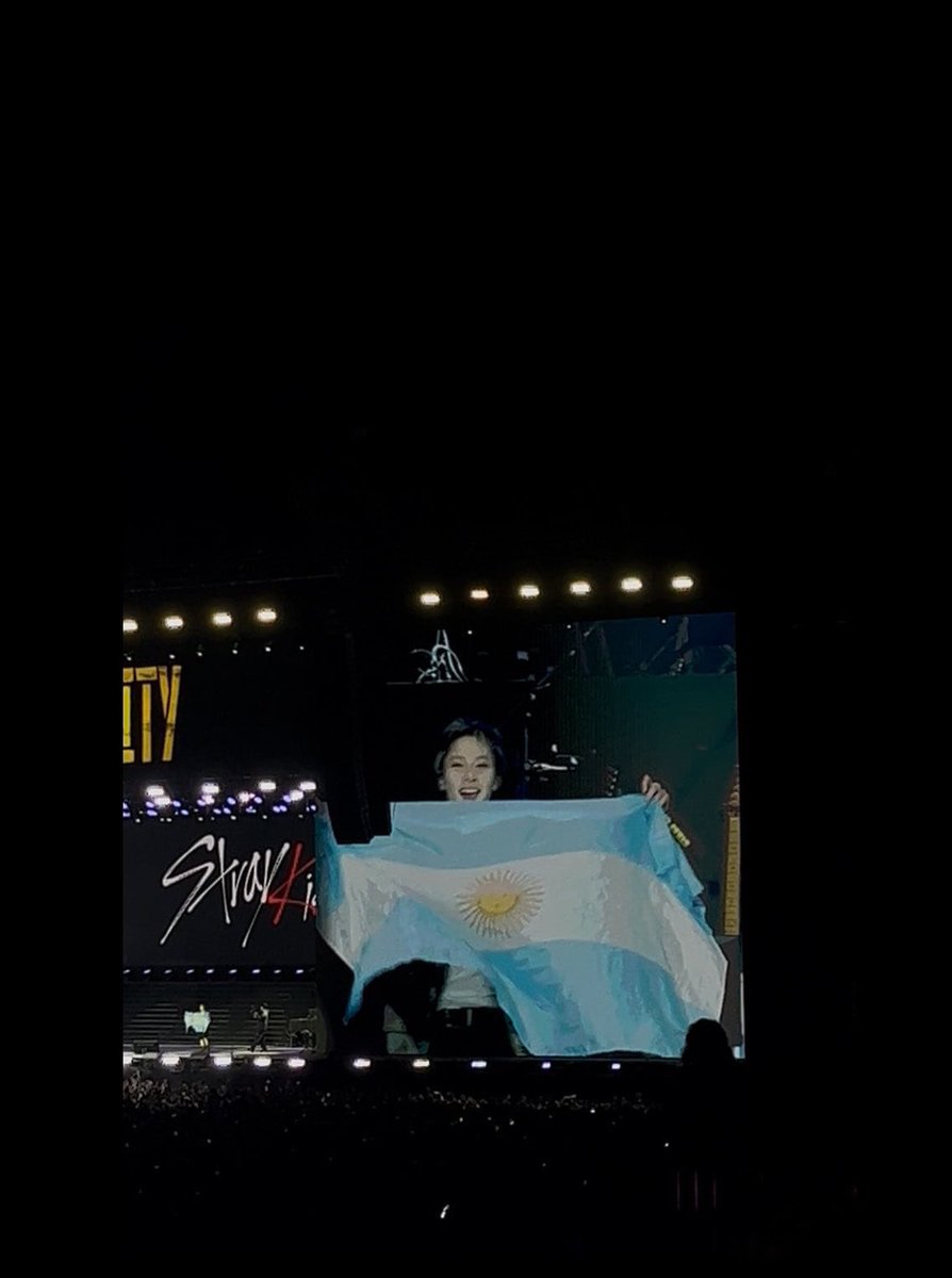 I_Nargentina's tweet photo. 📸| Fotos de I.N con la bandera de Argentina en el Straycity Dia 2 🇦🇷🦊✨

#I_N #아이엔 #アイエン #스트레이키즈아이엔 #StrayKids @Stray_Kids #梁精寅 #Jeongin #아기빵 https://t.co/SDDbNmJnPK