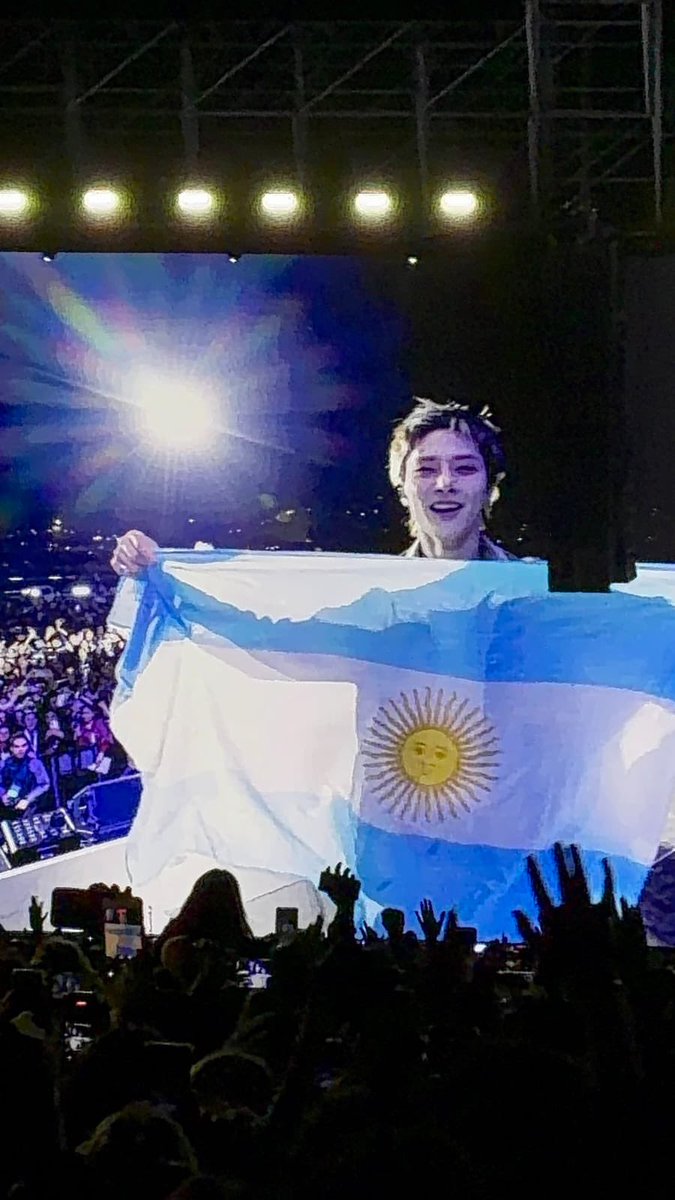 I_Nargentina's tweet photo. 📸| Fotos de I.N con la bandera de Argentina en el Straycity Dia 2 🇦🇷🦊✨

#I_N #아이엔 #アイエン #스트레이키즈아이엔 #StrayKids @Stray_Kids #梁精寅 #Jeongin #아기빵 https://t.co/SDDbNmJnPK