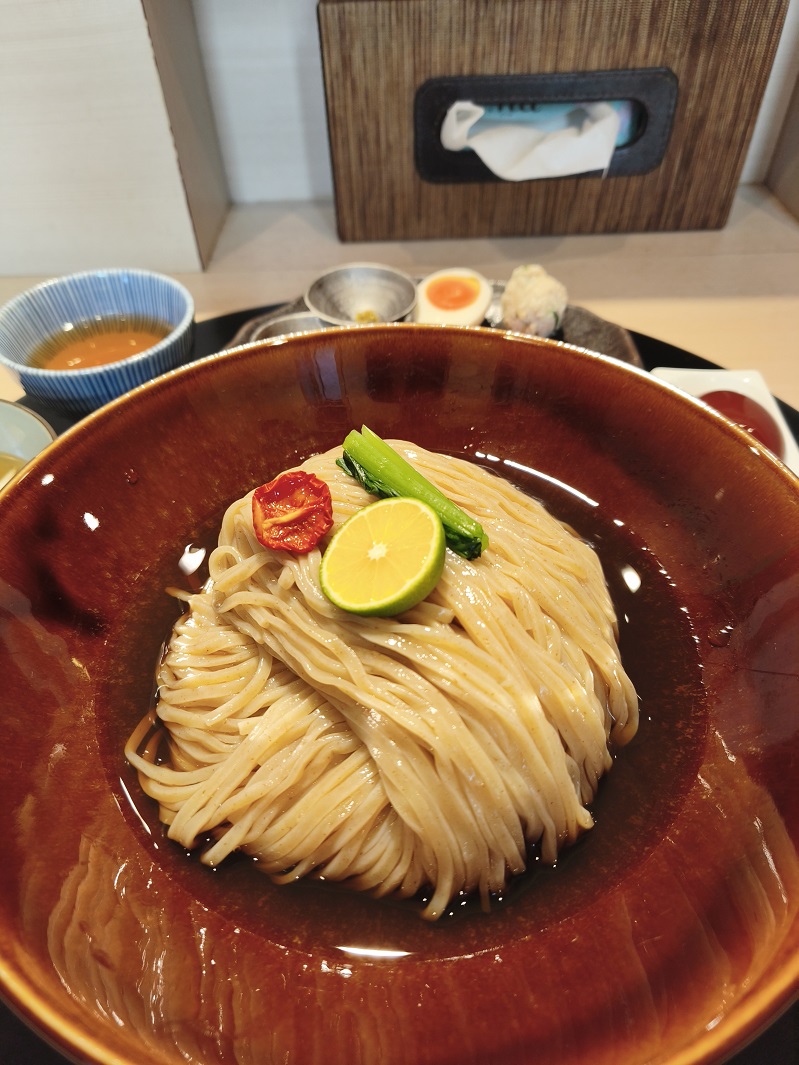 qoota_gourmet21's tweet photo. 【中華蕎麦 あお木】群馬県高崎市

　黒豆香る昆布水つけ麺

【あご節と松茸の
　　昆布水つけ麺 白】中盛り…1950円
　※限定

　麺はもちろん
　
　つけ汁が旨過ぎた🤤

Googleマップ
https://t.co/RkMlyN0L6y https://t.co/LxqutjfDni