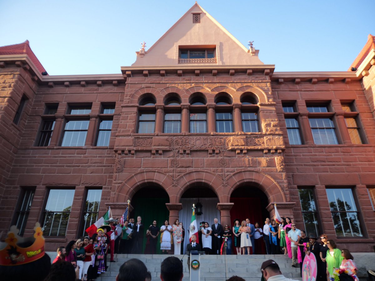 Penmanshipprod's tweet photo. Santa Ana Ca.

9/15/26
Mexican Independence Day Ceremony at Orange County Old Courthouse 

#penmanshipproduction
#photojournalism
#onlinenews
#newsonline
@ocregister @latimes @nytimes @VICE @AP @CityofSantaAna https://t.co/SoIQRJoXJO