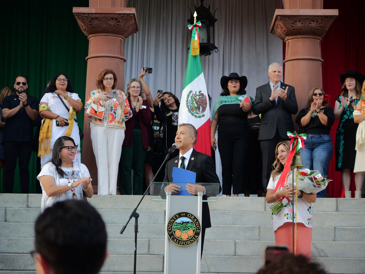 Penmanshipprod's tweet photo. Santa Ana Ca.

9/15/26
Mexican Independence Day Ceremony at Orange County Old Courthouse 

#penmanshipproduction
#photojournalism
#onlinenews
#newsonline
@ocregister @latimes @nytimes @VICE @AP @CityofSantaAna https://t.co/SoIQRJoXJO