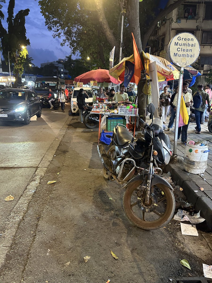 SugamKulkarni's tweet photo. @mybmc @mybmcWardPS गोरेगाव पुर्व -आरे रोड व स्टेशन जवळ , फेरीवाल्यांनी चालायला जागा ही ठेवली नाही. कधी action घेणार ? https://t.co/qCQTqBtj7i