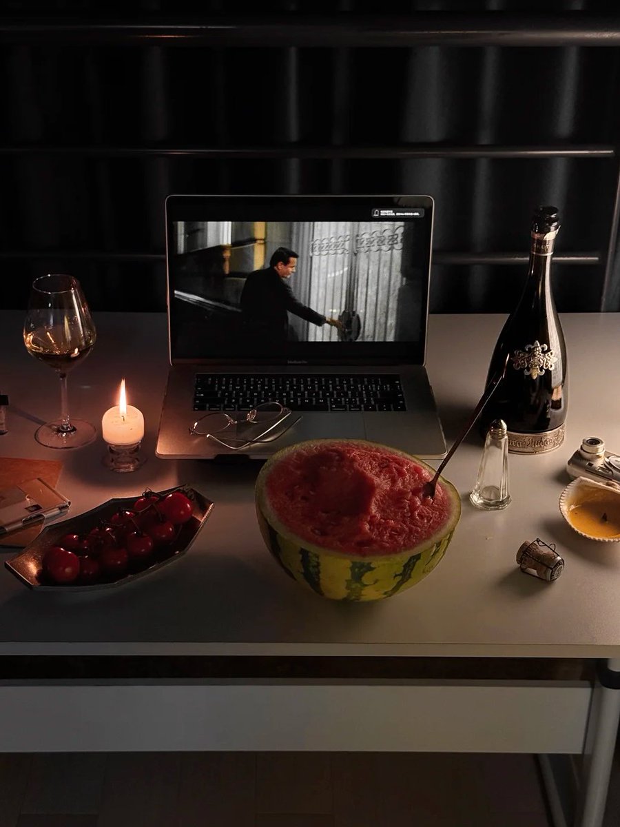 Millyzone1988's tweet photo. As I’ve grown older, I’ve come to love evenings spent alone.
A glass of Cava 🥂, half a watermelon, and a bowl of noodles, that’s all I need.
Subtle floral notes mingled with fruity aromas;
Medium acidity with a crisp, refreshing finish.
The AC set to 26°C. https://t.co/sdECEEB412