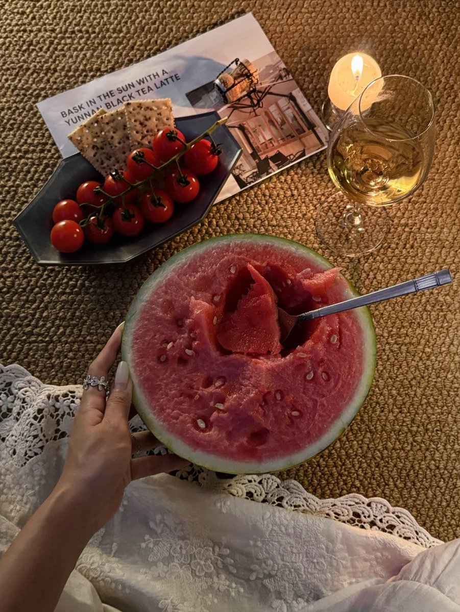 Millyzone1988's tweet photo. As I’ve grown older, I’ve come to love evenings spent alone.
A glass of Cava 🥂, half a watermelon, and a bowl of noodles, that’s all I need.
Subtle floral notes mingled with fruity aromas;
Medium acidity with a crisp, refreshing finish.
The AC set to 26°C. https://t.co/sdECEEB412