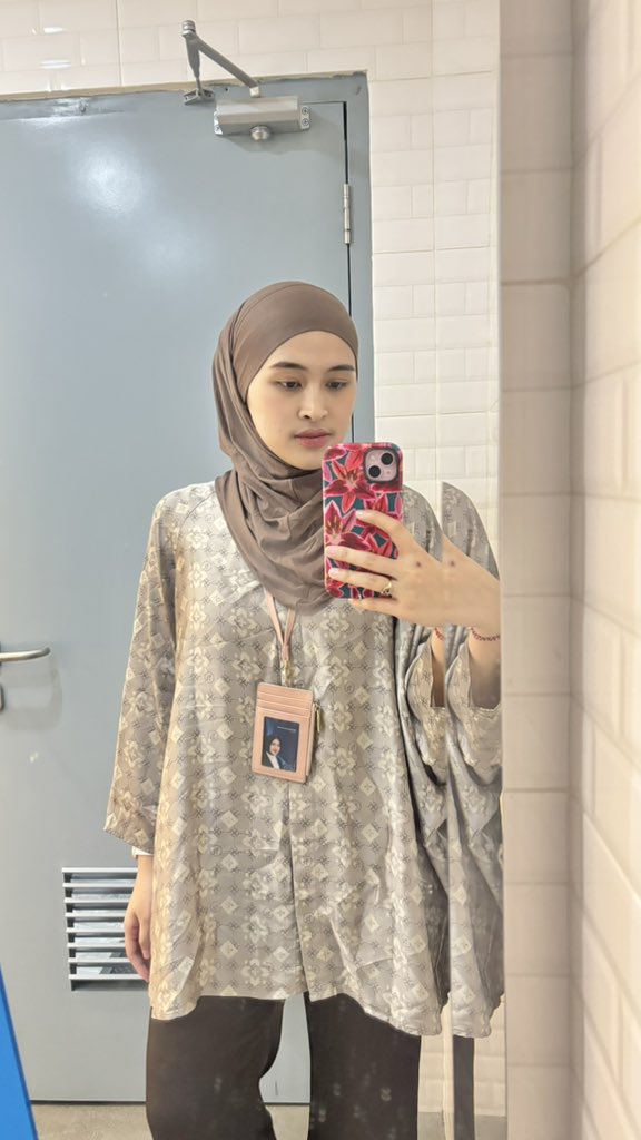 tuisney's tweet photo. hijab nemplok aku cinta kamu banyak banyak https://t.co/FsAHpgvgHP