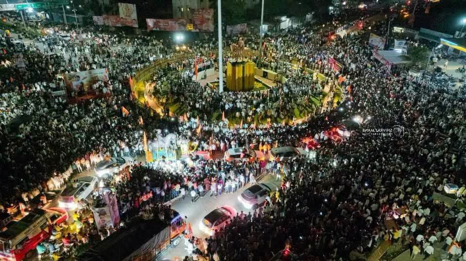 gund_vilas's tweet photo. *रात्र बारा वाजत आले तरी पाटलांचा प्रवास थांबलेला नाही…*
*समाजाच्या हक्कासाठीचा हा संघर्ष दिवस-रात्र अविरत सुरू आहे.*

*स्वतःची पर्वा न करता समाजासाठी झटणारा हा संघर्ष मराठा समाज कधीच विसरणार नाही*👑🚩👑
#We_Support_ManojJarangePatil 
#मराठा_आरक्षण https://t.co/y3WtGjK6hB