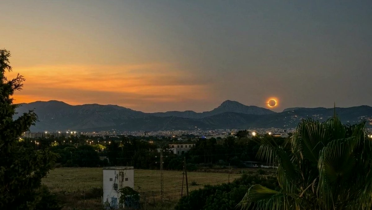baezdalia3t's tweet photo. Total eclipse in Mallorca, Spain. One of the most amazing images I have ever seen.
#AmazingNature #Wishing https://t.co/bi8smYqSfV
