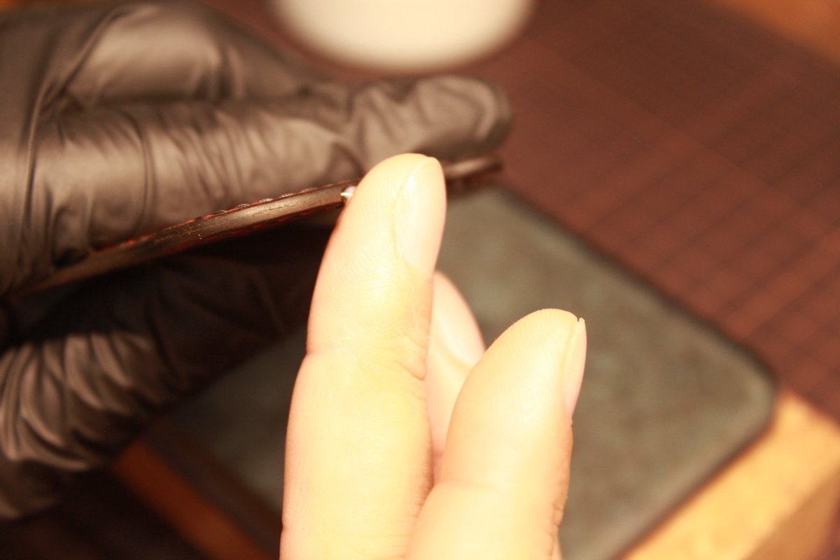 satoshi_etoh's tweet photo. 処理剤を使って磨く。

スリッカーのしっぽ(一番細いとこをそう呼んでいます。)と指先を使って処理剤をコバに薄く伸ばしつけるのが好み。 https://t.co/E6nWulNzO6