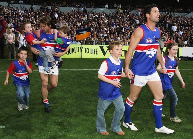 WBulldogs2006's tweet photo. Both the @WestCoastEagles' & @westernbulldogs' teams have entered the Subiaco Oval arena & are warming up for tonight's do-or-die 1st Semi Final in the @CityofPerth. #AFLFinals #AFLEaglesDogs π¦
πΆ π π https://t.co/89XilfshAw