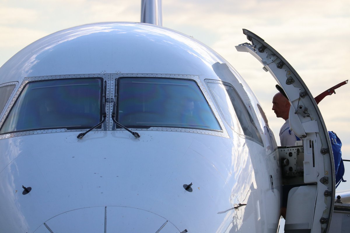 josviaque's tweet photo. #LOT.wski #Embraer #E175 przed odlotem z #LotniskoChopina (#EPWA/#WAW). Już zaczynam tęskić za tymi samolotami w służbie #PLLLOT. ✈️ #EJets #PolishAirlines #flyLOT #planespotting #avgeek https://t.co/5o0aV9w7oK