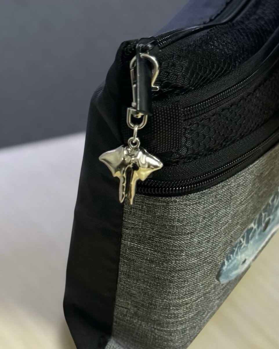 samemi_mhs's tweet photo. 分かる人には、分かる
分からない人にはちょっと個性的なアクセサリー

サメのオス特有の「あの形」🦈
ネックレス・ブレスレット・キーホルダーになりました！

9/26・27 エンジョイ魚まつりから販売開始します✨ https://t.co/VaaiZEBfIx