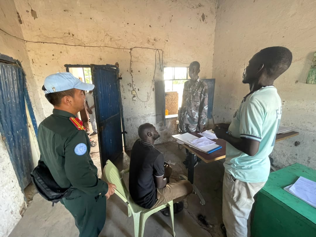 unmissmedia's tweet photo. To protect human rights and enhance humanitarian access in #SouthSudan 🇸🇸, #UNMISS @UNPOL officers are working with local police to support mobile courts, boost accountability, uphold everyone's dignity, ensure fair treatment of suspects, and address urgent humanitarian needs.
#A4P #InvestInPeace