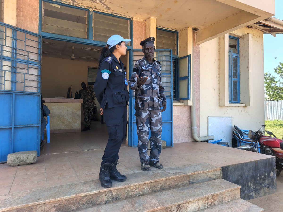unmissmedia's tweet photo. To protect human rights and enhance humanitarian access in #SouthSudan 🇸🇸, #UNMISS @UNPOL officers are working with local police to support mobile courts, boost accountability, uphold everyone's dignity, ensure fair treatment of suspects, and address urgent humanitarian needs.
#A4P #InvestInPeace