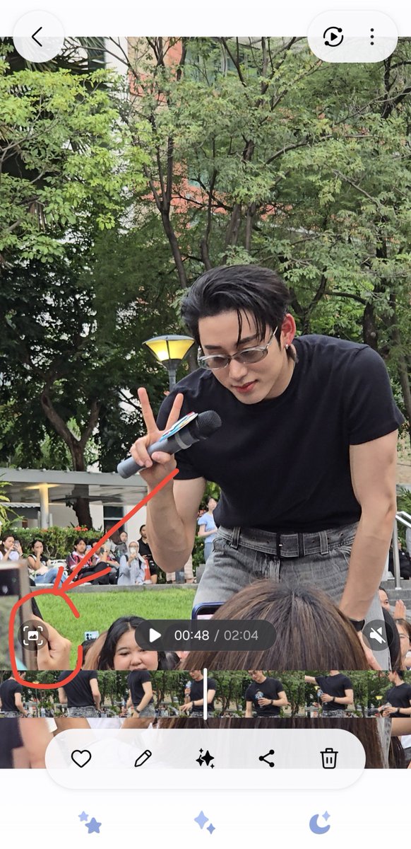 skysatur's tweet photo. @lattesipper capture video, jadi klo di samsung kan bisa langsung pencet ini kalau dri video, ntar tuh bisa jadi foto dengan kualitas yg sama, ga perlu ss ss https://t.co/jerN0JI2sN