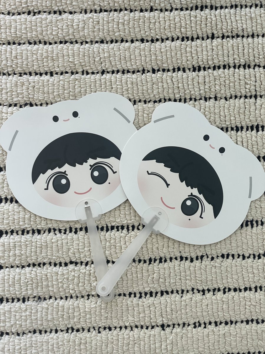 candycrumbs_JW's tweet photo. ✩°˖✦‧✩°˖✦‧
𝐍𝐄𝐎 𝐂𝐈𝐓𝐘 : 𝐒𝐄𝐎𝐔𝐋 - 𝐓𝐇𝐄 𝐑𝐄𝐃𝐋𝐈𝐍𝐄
🐶 정우 캐릭터 부채 나눔 안내

✦ 서울 중콘·막콘에서 제작 캐릭터 부채 나눔 합니다!
- 앞, 뒤 얼굴 표정이 다른 캐릭터 부채

✦ 일시: 9/19(토) - 9/20(일) [중,막콘]
✦ 수량: 일자 별 60개 
✦ 장소 및 시간 : 당일 X(트위터) 실시간 공지
✦ 인증: 본 게시글 #RT + 계정 팔로우

#정우 #JUNGWOO #NCT127  #THE_REDLINE
#NCT127_5TH_NEOCITY_THE_REDLINE
