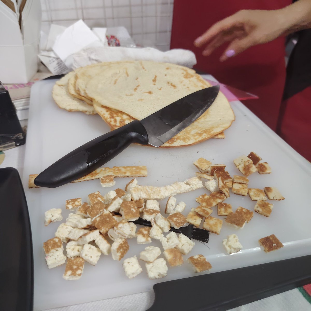 AndrsQueve76271's tweet photo. Equipo de @rollercoin_com están a punto de ver mi mejor creación, un hermoso y delicioso Gordon Hamzy de panqueque. Su sabor así como su imagen son increíbles.
(Fue elaborado con tintura comestible, no fue desperdiciado ningún ingrediente).
#WheelsOnMealsDish https://t.co/BqUCvUaDTK