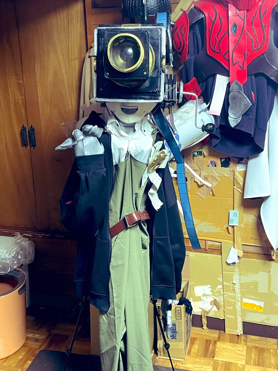 doku_gekibutu's tweet photo. ウィッグを除く現状のフルセットを三脚に着せて無理矢理立たせてみる。

存在感は中々。
やはり黄色い羽織物は欲しいところ。
何か代替品を探すべきか。 https://t.co/FDIrMgbQOv