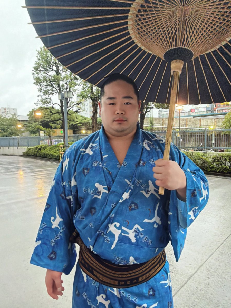 shin5chang's tweet photo. 今日は雨だったので番傘をさす関取がかっこよかったです！！
炎鵬関、若元春関、錦富士関 https://t.co/SIpHQzBg2H