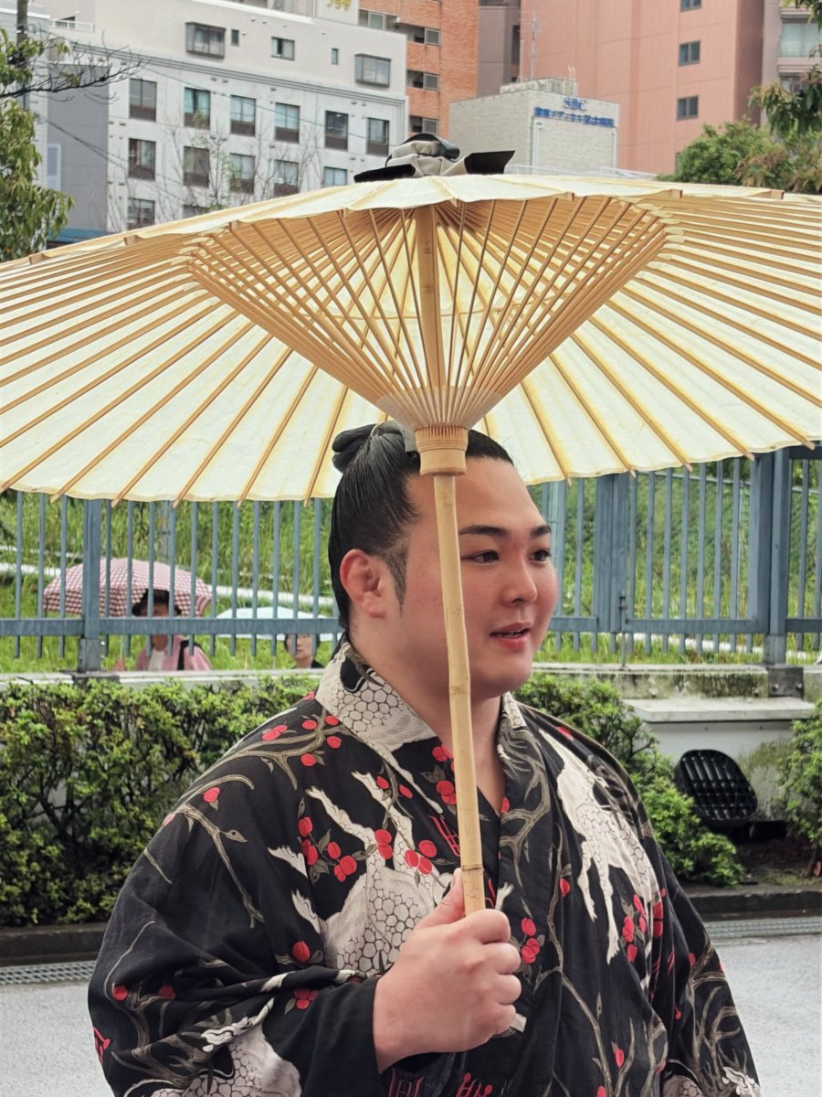shin5chang's tweet photo. 今日は雨だったので番傘をさす関取がかっこよかったです！！
炎鵬関、若元春関、錦富士関 https://t.co/SIpHQzBg2H