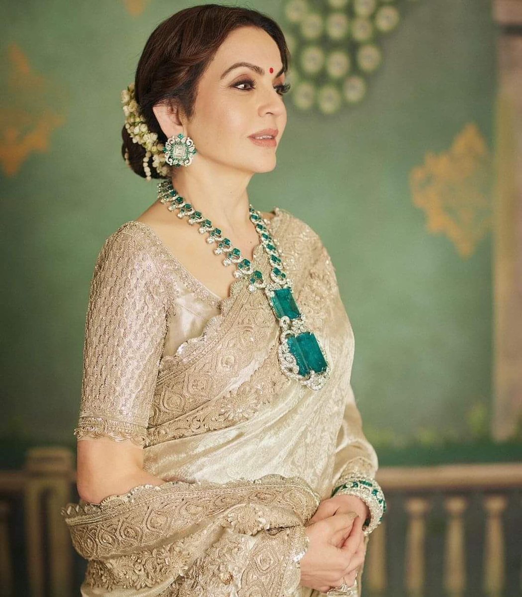 SubhashreeSaahu's tweet photo. Oh My God....Can't believe Nita Ambani wearing a 1 crore necklace...just a shameless celebration of extreme wealth. When PM Modi urges citizens to avoid buying gold for Country. https://t.co/HdMaU1cdDl