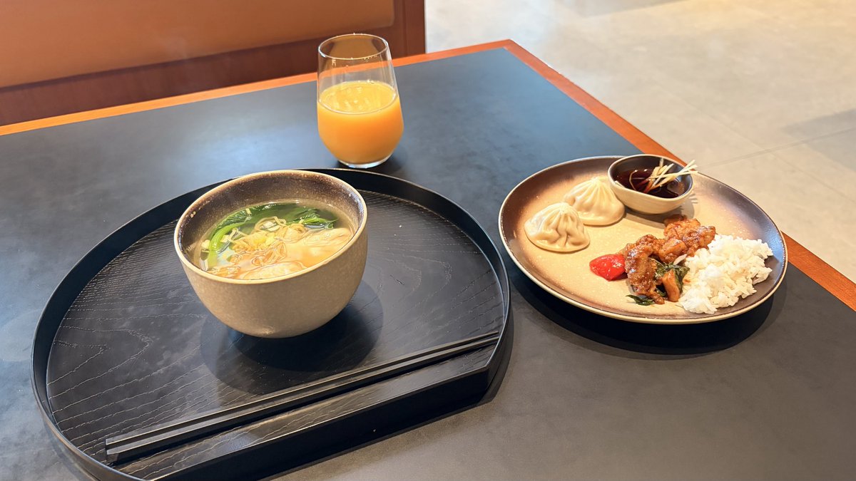 eggricetkg's tweet photo. 去年改装後に営業再開された北京首都のキャセイラウンジ✨

きれいだけど、トイレが臭いかも！

シャワーはありません！

でかハーゲンダッツとお茶うれしい！ https://t.co/y4zkBp55OU