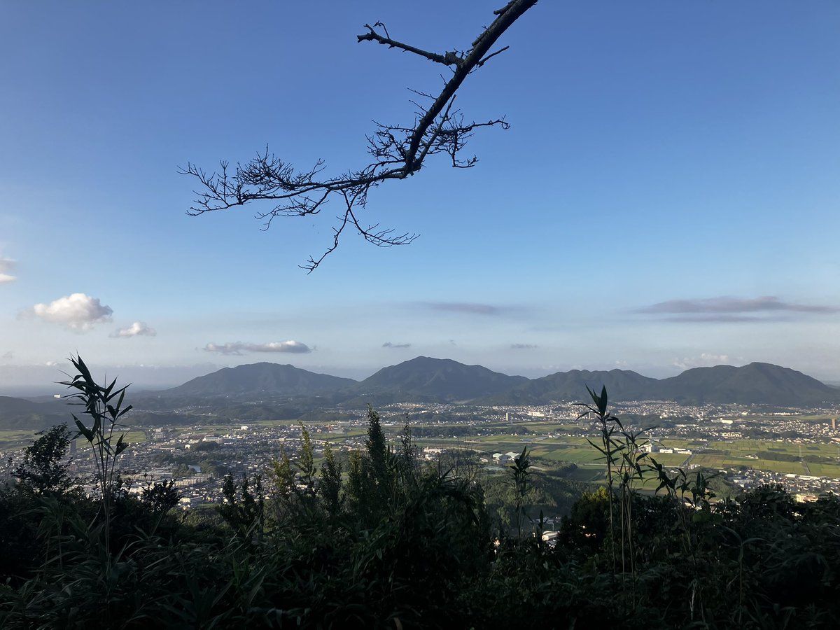 yamarca_jp's tweet photo. 仕事終わり、そのまま山へ。

今日は許斐山でトレーニング。
登って、下りて、また登る。

最後に登頂記録を見たら、
こうやって何度も登っている人がちゃんといる。

山は、特別な日に行くだけじゃない。
日常の中に山がある生活もいい。

今日もトレーニング完了⛰️

#YAMARCA #やまルカ #低山登山 https://t.co/xdytT37A8Q
