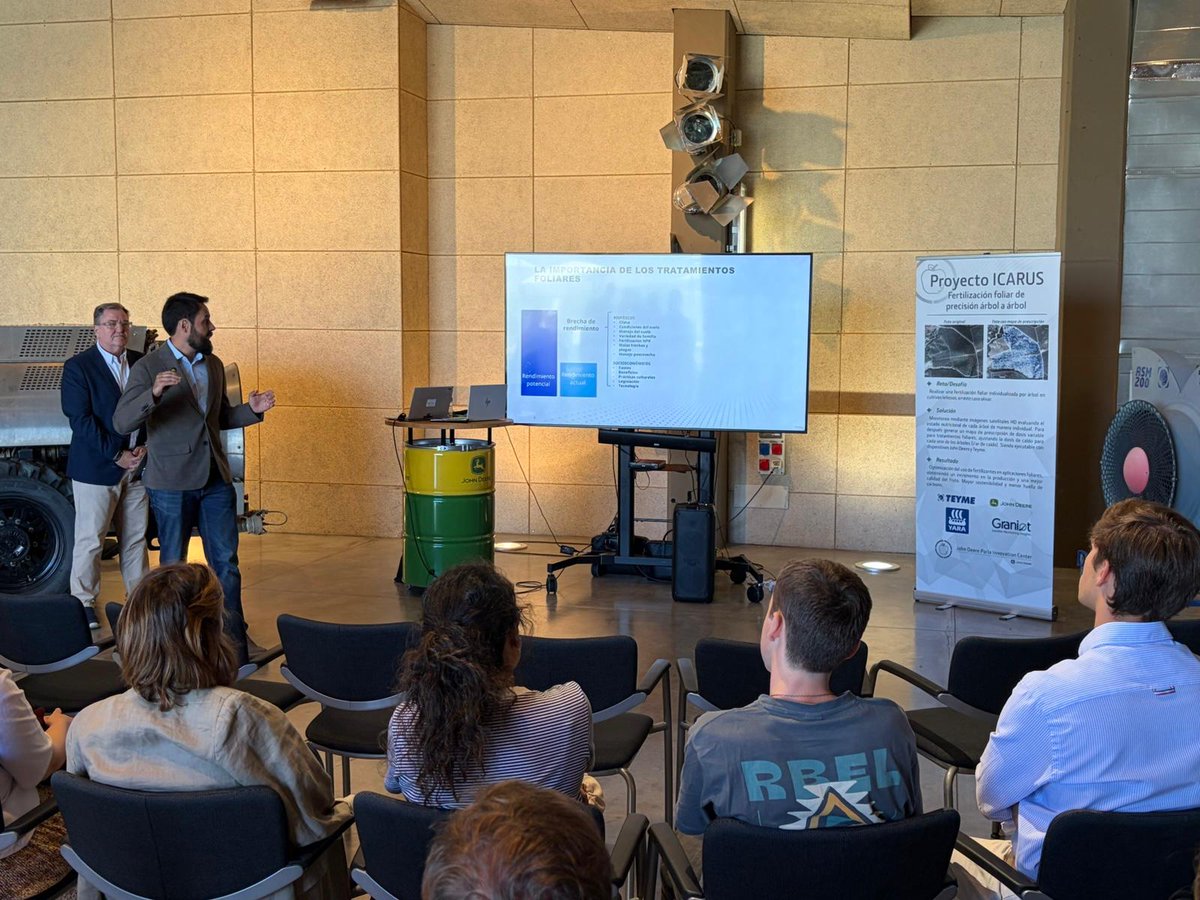 YaraIberian's tweet photo. Ayer participamos en la segunda edición de The Farm Changers 2.0: Del Dato al Plato – Byte to Bite, organizada por @JohnDeere en su John Deere Parla Innovation Center. 🗺️

En esta ocasión, la jornada puso el foco en las soluciones tecnológicas aplicadas a los cultivos leñosos, mostrando cómo la innovación y los datos están transformando la forma de hacer agricultura. 🔬

Nuestro compañero Alejandro García participó en el encuentro para presentar el proyecto 𝐈𝐂𝐀𝐑𝐔𝐒, que estamos desarrollando junto a @teyme_agritech y John Deere. 🚜

Un proyecto con el que demostramos cómo la tecnología puede llevarnos un paso más allá: realizar una fertilización foliar individualizada, árbol a árbol, adaptando la aplicación a las necesidades de cada planta. 🌳

Porque el futuro de la agricultura no pasa solo por tener más datos, sino por saber utilizarlos para tomar mejores decisiones y hacer una agricultura cada vez más precisa y eficiente. 📊

@yara @YaraEurope 

#farmer_connectivity