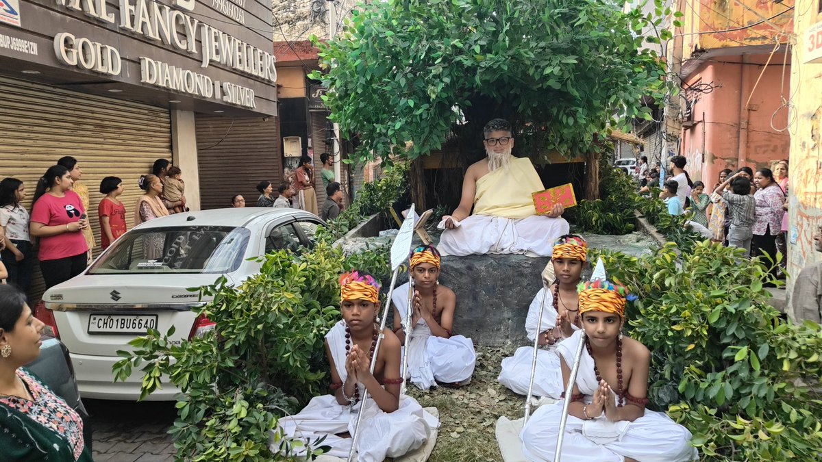 model530045's tweet photo. Samvatsari was celebrated with devotion through a grand procession in Ambala City, reflecting unity, spirituality and harmony, with the timeless message of Michhami Dukkadam.

#Samvatsari #Jainism #Spirituality #SAJainSchool https://t.co/vgmk2hT5VE