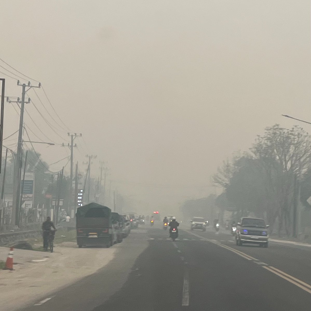 greencitzen's tweet photo. ❗️DARURAT ASAP❗️

Palangka Raya sore ini jarak pandang kurang dari 1 km, langit berwarna kuning. 

Tolong terus berisik supaya pembakaran ini bisa cepat selesai! https://t.co/jNcrfnBl5k