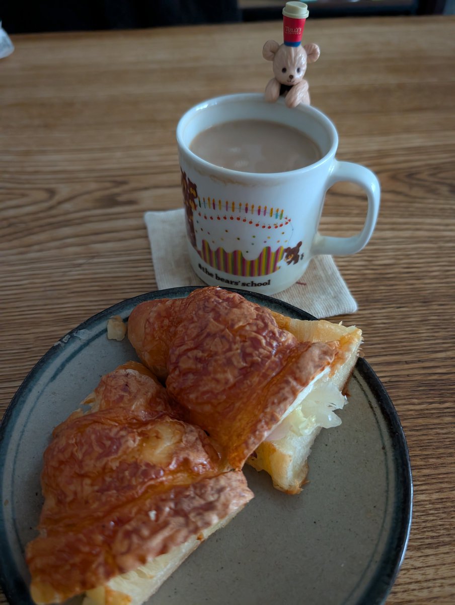 rikka_osoujioso's tweet photo. 換気
ベランダパトロール
ラジオ体操
テレビ台埃取り
掃除機とクイックルして
パン☕

昨日、出張先から帰宅しました。いつも通り疲労激しく、昼まで寝て
パン食べて満腹になってまたゴロゴロしてます😅
出張荷物は片付けたけど、フリマ荷物を放ったらかしにしてるので片付けなくては。 https://t.co/9vbqbfeAD2