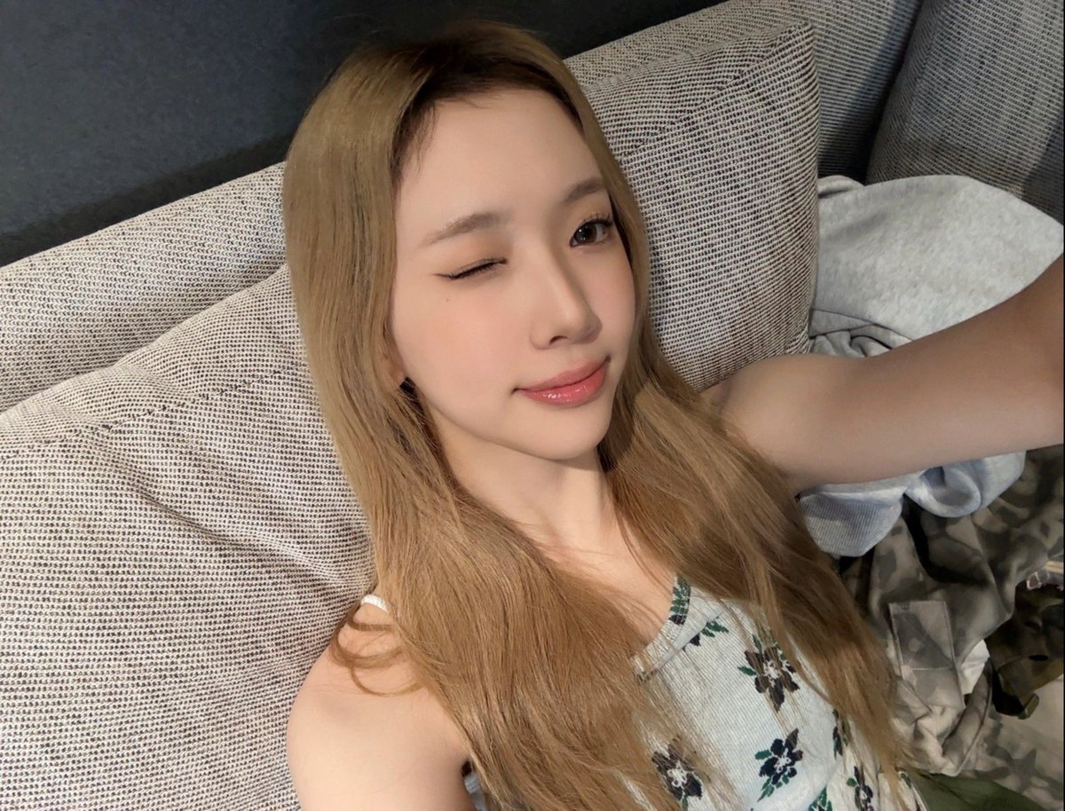 elenetuide's tweet photo. Might end up napping on this comfy spot.. here's a selfie before that happens #veryimportant https://t.co/eCXXt1m3rO