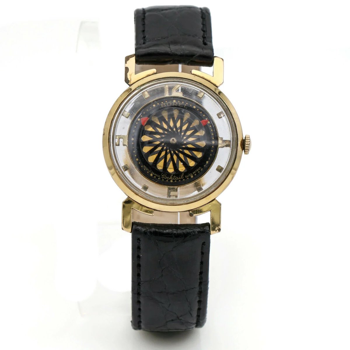 DonUhr24's tweet photo. El Ernest Borel Cocktail es el reloj más confuso que he visto.

No tiene agujas convencionales. No tiene dial estático. Tiene dos discos de plástico transparente con el mismo patrón geométrico: uno fijo, otro giratorio accionado por el segundero. Cuando giran y sus patrones se superponen, crean un caleidoscopio en movimiento continuo.

La hora se lee en los marcadores del borde. El resto del dial es puro espectáculo psicodélico. 

Nació en 1953 como reloj de cocktail para mujer. Un anuncio de la época lo vendía así: "...the cleverest conversation timepiece in the world." En los 60 llegaron los hippies, lo llamaron psicodélico y querían uno. Ernest Borel tuvo que sacar versión de hombre.

Estuvo en producción continua casi treinta años. Hoy son difíciles de encontrar, aunque comunes en colecciones privadas.