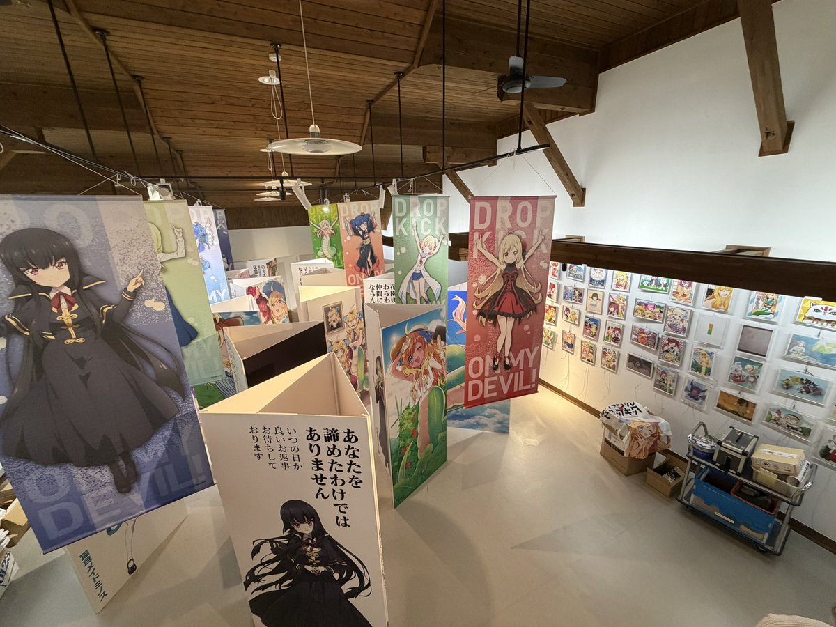 jashinchan_PJ's tweet photo. #超邪神ちゃん展 設営を進めています。なかなか賑わってきました！ https://t.co/0vaddxQP4o