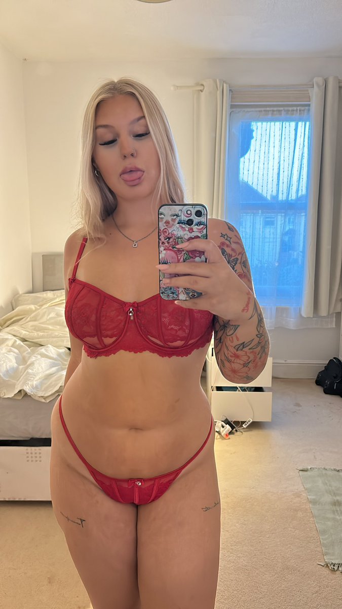 isobel0005's tweet photo. On and off … what do you prefer?😏 https://t.co/jJtz1WANKI