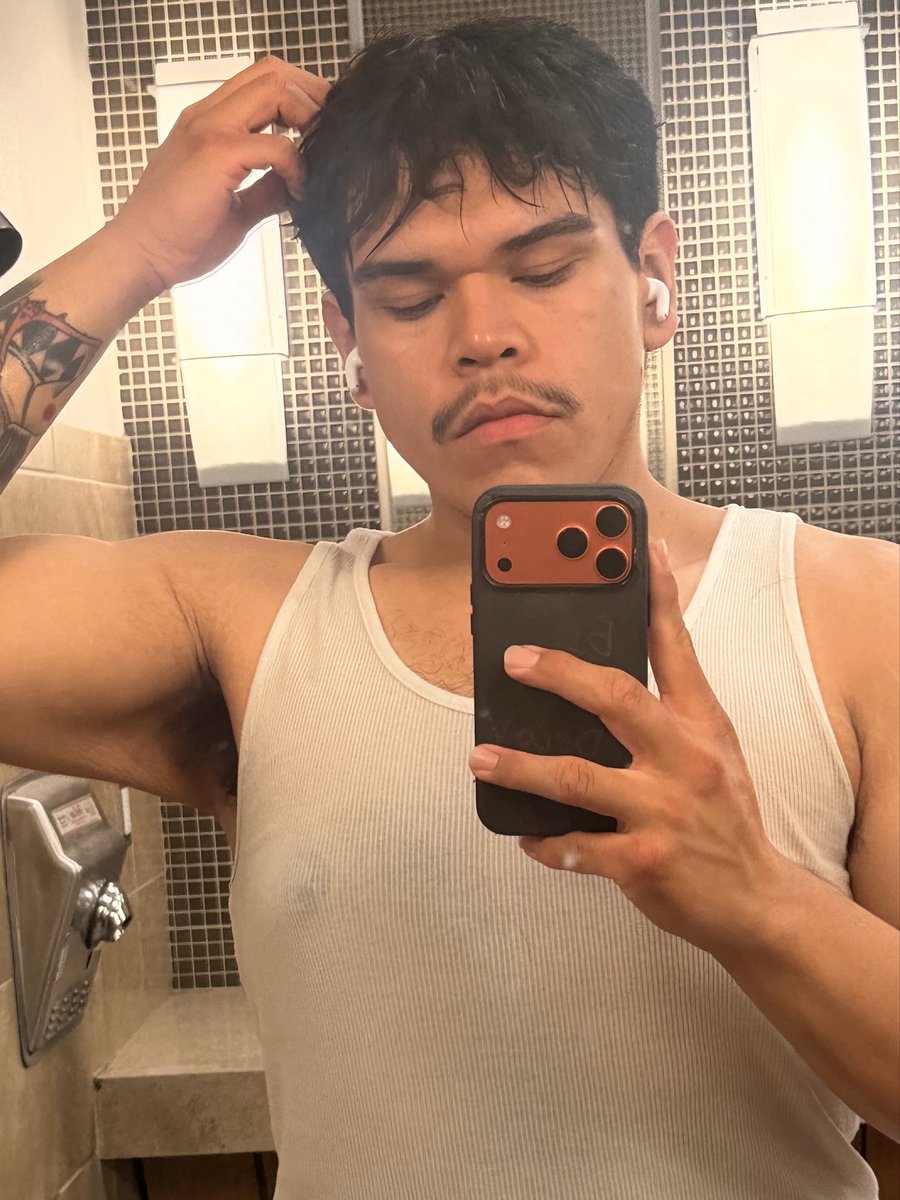 sexcmarty's tweet photo. Gym #mlm #gay #latino #model #gym https://t.co/49P6c84BdC