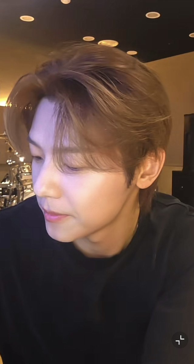 1superblue_'s tweet photo. Why and how is he getting more and more and moreee handsome⁉️🫠 https://t.co/GWBhYDWjz0