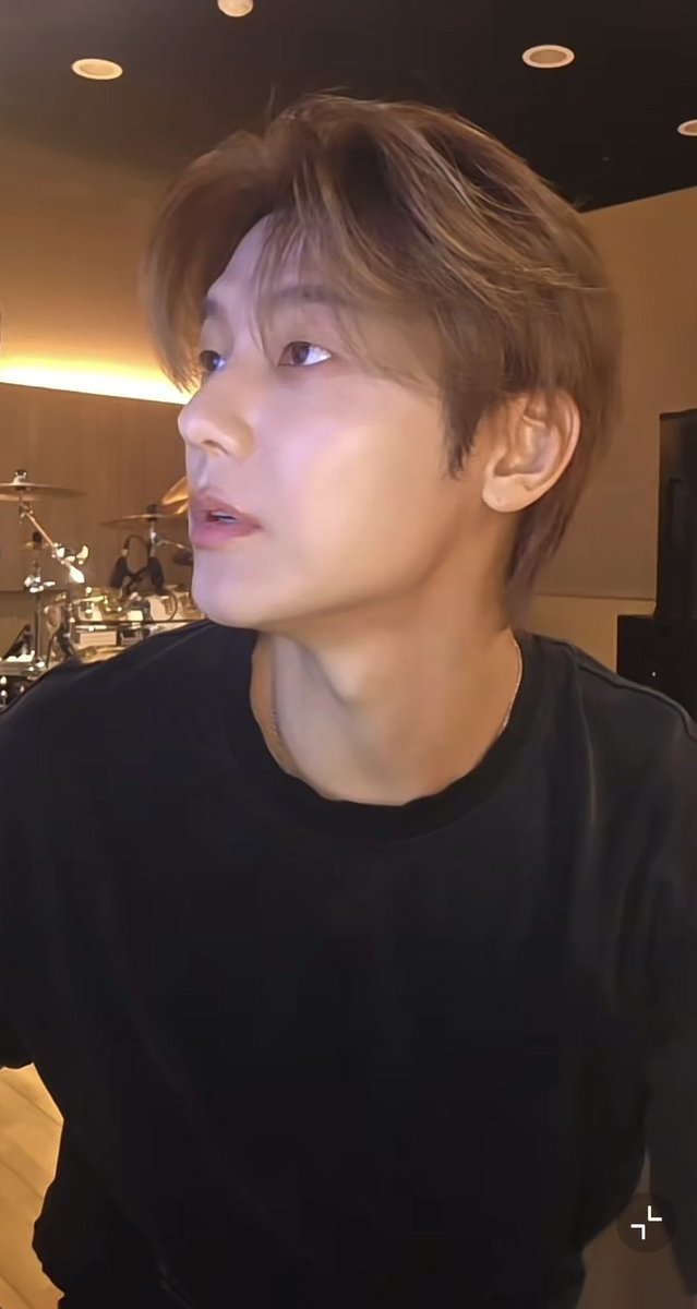 1superblue_'s tweet photo. Why and how is he getting more and more and moreee handsome⁉️🫠 https://t.co/GWBhYDWjz0
