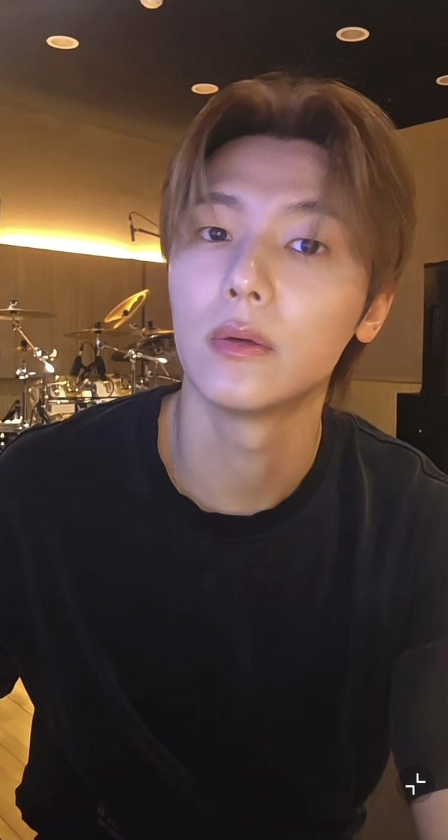 1superblue_'s tweet photo. Why and how is he getting more and more and moreee handsome⁉️🫠 https://t.co/GWBhYDWjz0