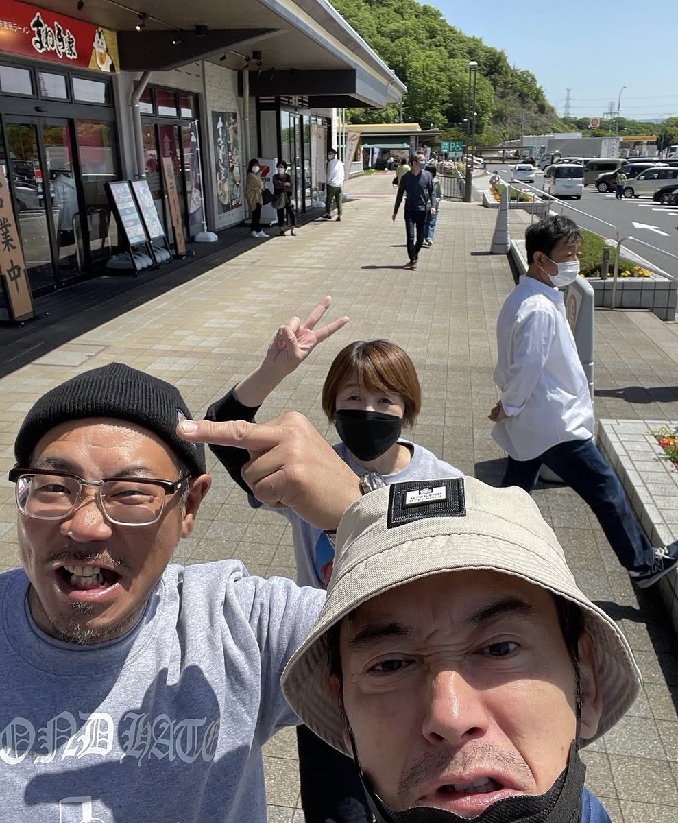 knob420's tweet photo. 帰り際に「11/1、ライブ��張るわな」言うたら、悔しそうな申し訳なさそうな顔して号泣しとったわ。そんな姿見て俺もウルっときてしまったのはココだけの話やで。
号泣状態のまま先生に引き渡しました。 https://t.co/Udfumm1mxo