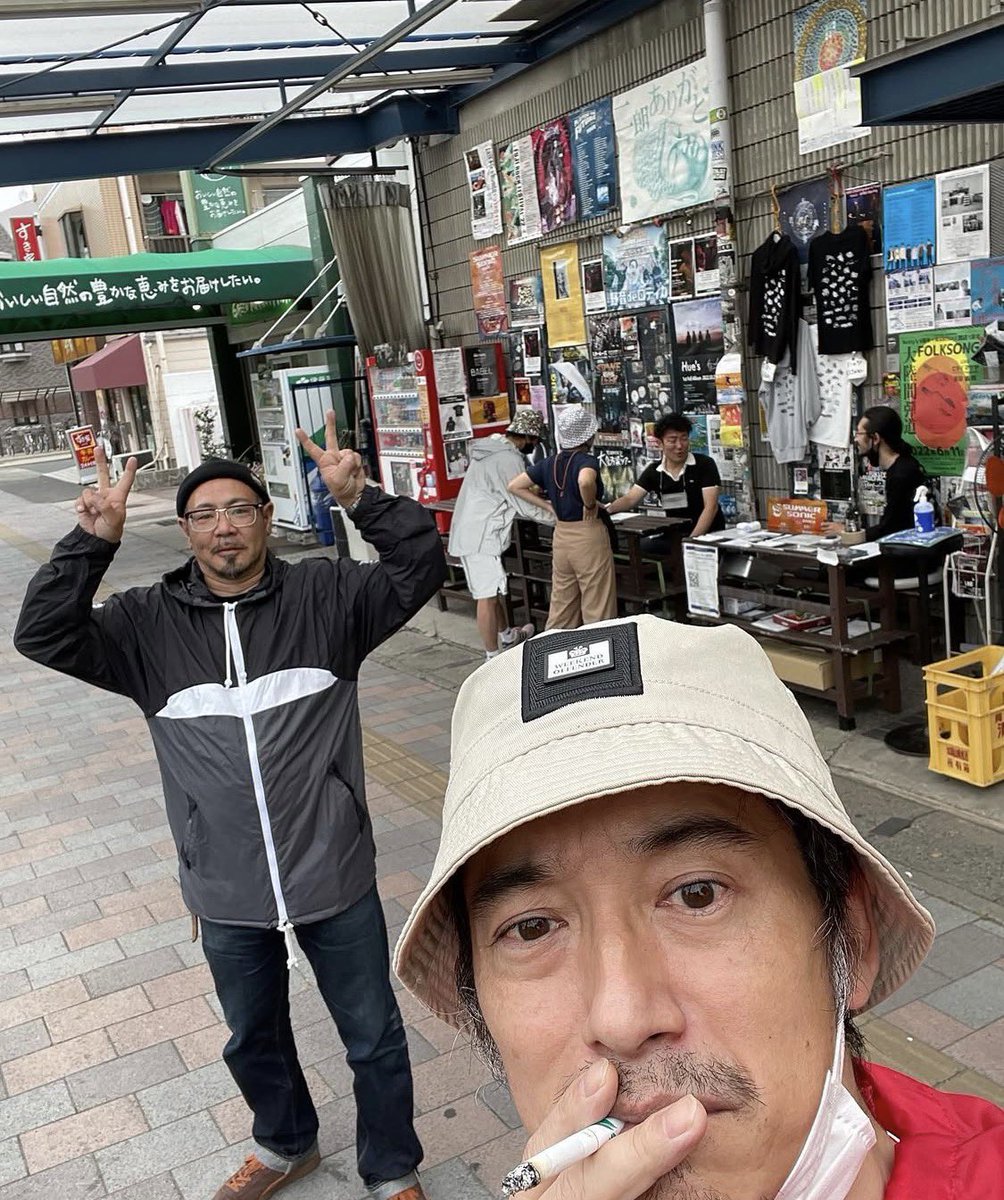 knob420's tweet photo. 帰り際に「11/1、ライブ��張るわな」言うたら、悔しそうな申し訳なさそうな顔して号泣しとったわ。そんな姿見て俺もウルっときてしまったのはココだけの話やで。
号泣状態のまま先生に引き渡しました。 https://t.co/Udfumm1mxo