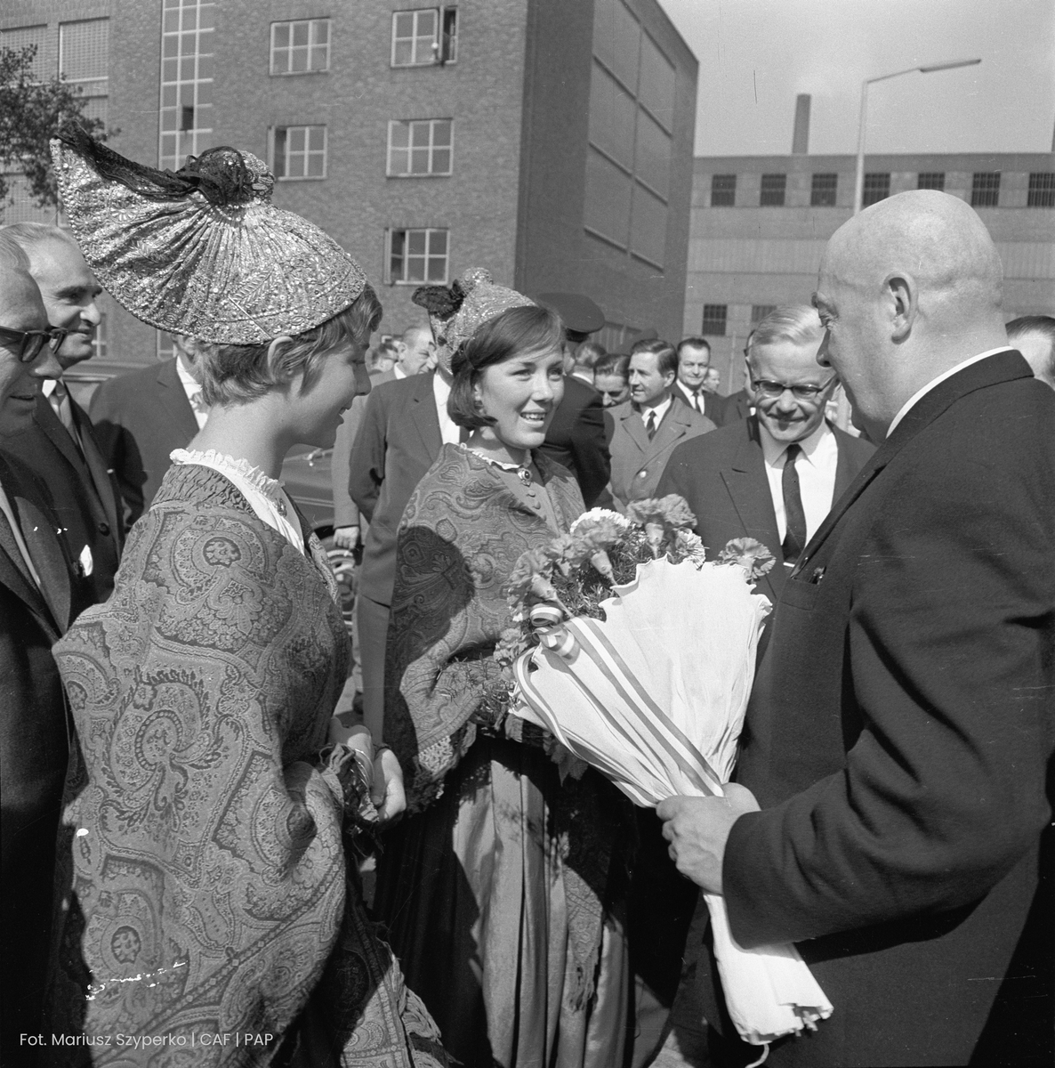 HistDyplomacji's tweet photo. 20–23 IX 1965 wizyta premiera PRL Józefa Cyrankiewicza w Austrii
Wizyta Józefa Cyrankiewicza w Austrii miała przede wszystkim charakter kurtuazyjny i była elementem działań na rzecz poprawy stosunków polsko-austriackich. Nie doprowadziła do podpisania umów politycznych, gospodarczych ani kulturalnych; strony wymieniły natomiast poglądy na temat wzajemnych relacji i kwestii międzynarodowych oraz ogłosiły komunikat końcowy.
Podczas wizyty premier PRL Cyrankiewicz był przyjmowany z honorami i odbył szereg spotkań, https://t.co/6JkchoQNzy. z kanclerzem Josefem Klausem. W programie znalazły się także wizyty w rafinerii w Schwechat i zakładach hutniczych w Linzu. Cyrankiewicz złożył również wieniec na terenie byłego niemieckiego obozu koncentracyjnego Mauthausen-Gusen.
Istotną część programu stanowiły również wydarzenia o charakterze reprezentacyjnym i kulturalnym. Cyrankiewicz zatrzymał się w wiedeńskim Hotelu Imperial, uczestniczył w oficjalnym obiedzie w hotelu Sacher, odwiedził Hiszpańską Szkołę Jazdy (Spanische Hofreitschule), a także obejrzał „Rigoletto” w Operze Wiedeńskiej.
Zdj.: Premiera Józefa Cyrankiewicza witają dziewczęta w strojach ludowych, Linz 22 IX 1965 (PAP/CAF/Mariusz Szyperko); Mapa Wiednia z zaznaczonymi punktami wizyty premiera Cyrankiewicza (Archiwum MSZ, PD, 23/68 Austria); Informacja prasowa na temat wizyty premiera Józefa Cyrankiewicza, „Trybuny Ludu” z 24 IX 1965.