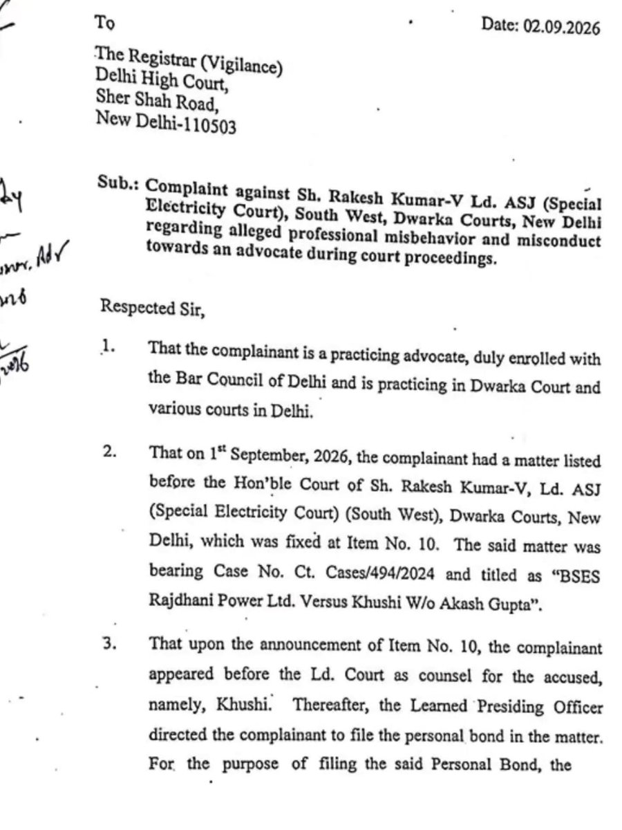 advamanyadav22's tweet photo. Doston Lafda ho gaya tha Dwarka court me 1 sep ko.

Ab complaint ki copy mili judge k against kari h vakeel ne.
Mujhe bada maja aata judge or vakeel ka lafda dekh kr😂

I insist/Request to read this 🙏
Maja na aaye toh paise wapas

Order has also been attached of that date, Enjoy https://t.co/B183w8dNhU