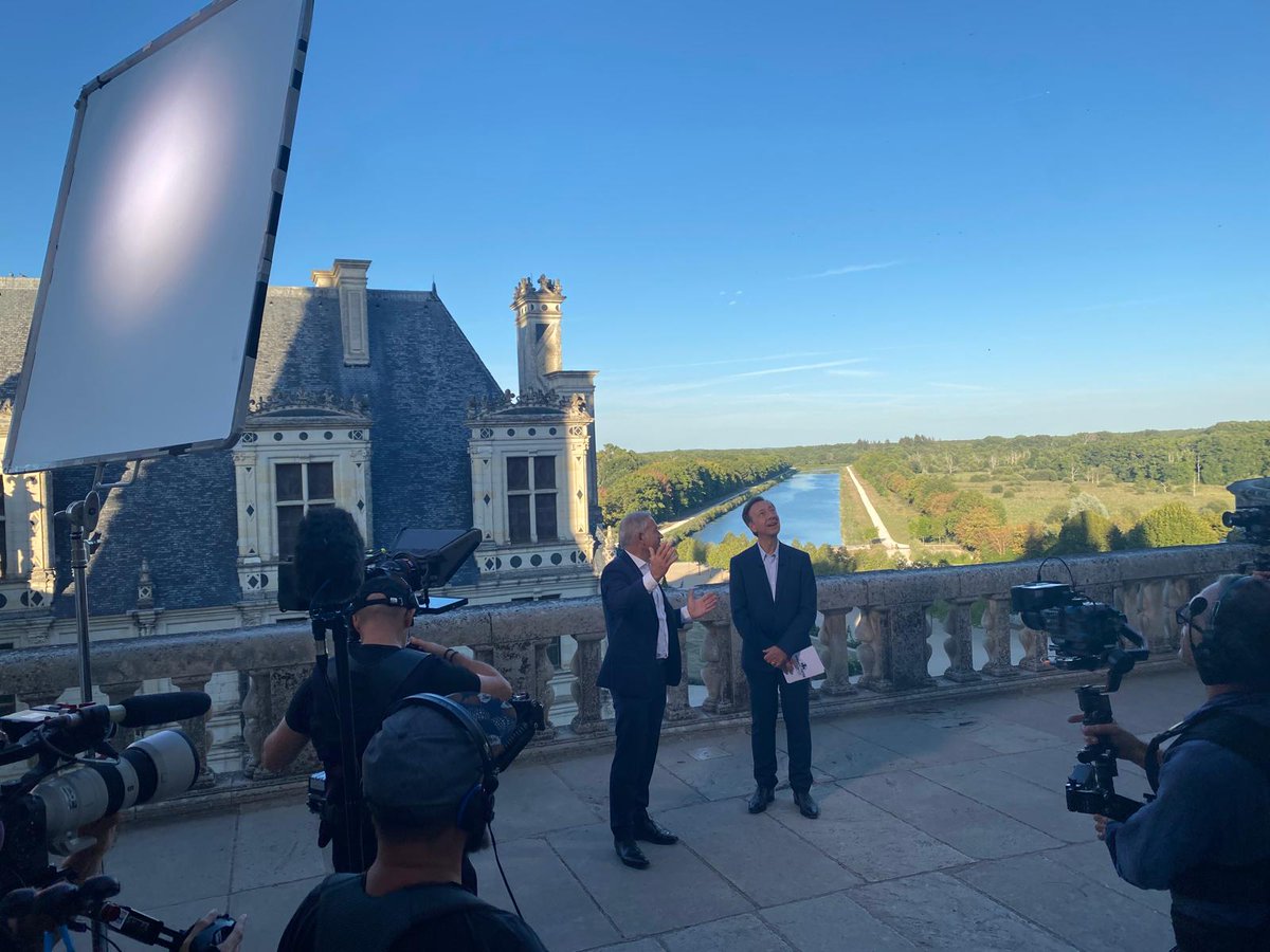 domainechambord's tweet photo. 🏰Chambord accueille Le Monument préféré des Français ! Cette année, @domainechambord sert d’écrin à l’émission présentée par @bernstephane, qui dévoilera le classement final des 14 monuments.
📸Coulisses du tournage
📺 Ce soir à 21h10 sur France 3
#monumentpréférédesfrançais https://t.co/WnOZaIPWsm