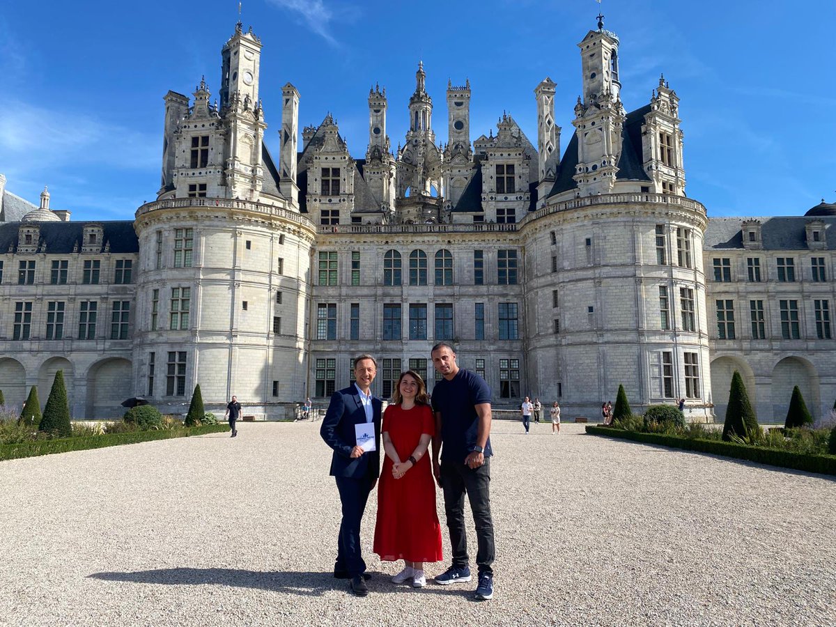 domainechambord's tweet photo. 🏰Chambord accueille Le Monument préféré des Français ! Cette année, @domainechambord sert d’écrin à l’émission présentée par @bernstephane, qui dévoilera le classement final des 14 monuments.
📸Coulisses du tournage
📺 Ce soir à 21h10 sur France 3
#monumentpréférédesfrançais https://t.co/WnOZaIPWsm