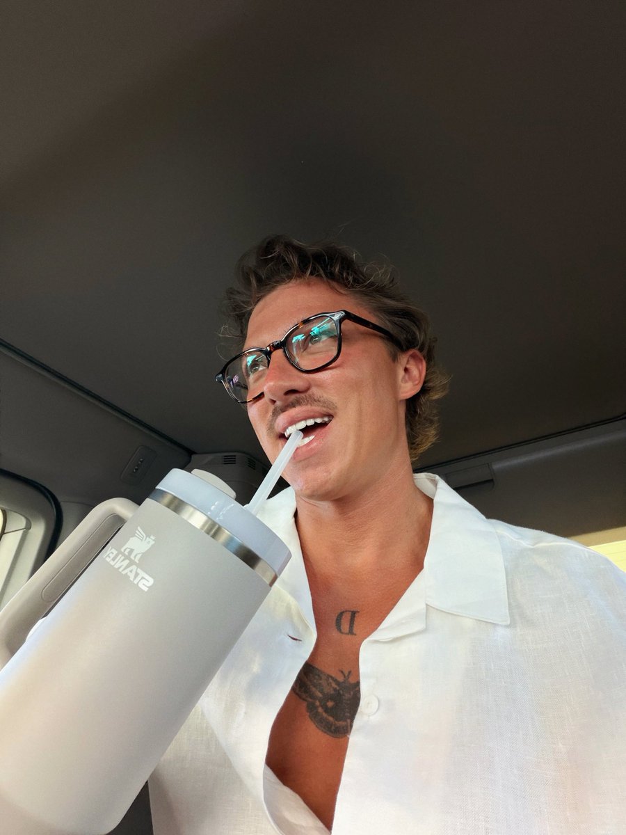 thatbiggguy's tweet photo. On another social media platform, this series of photos got more than 40,000 likes (that was a surprise to me, haha)

I wonder what the secret is? 🤔
Any ideas? https://t.co/OwwpJtwKyd