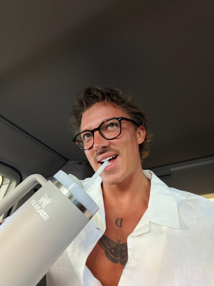thatbiggguy's tweet photo. On another social media platform, this series of photos got more than 40,000 likes (that was a surprise to me, haha)

I wonder what the secret is? 🤔
Any ideas? https://t.co/OwwpJtwKyd