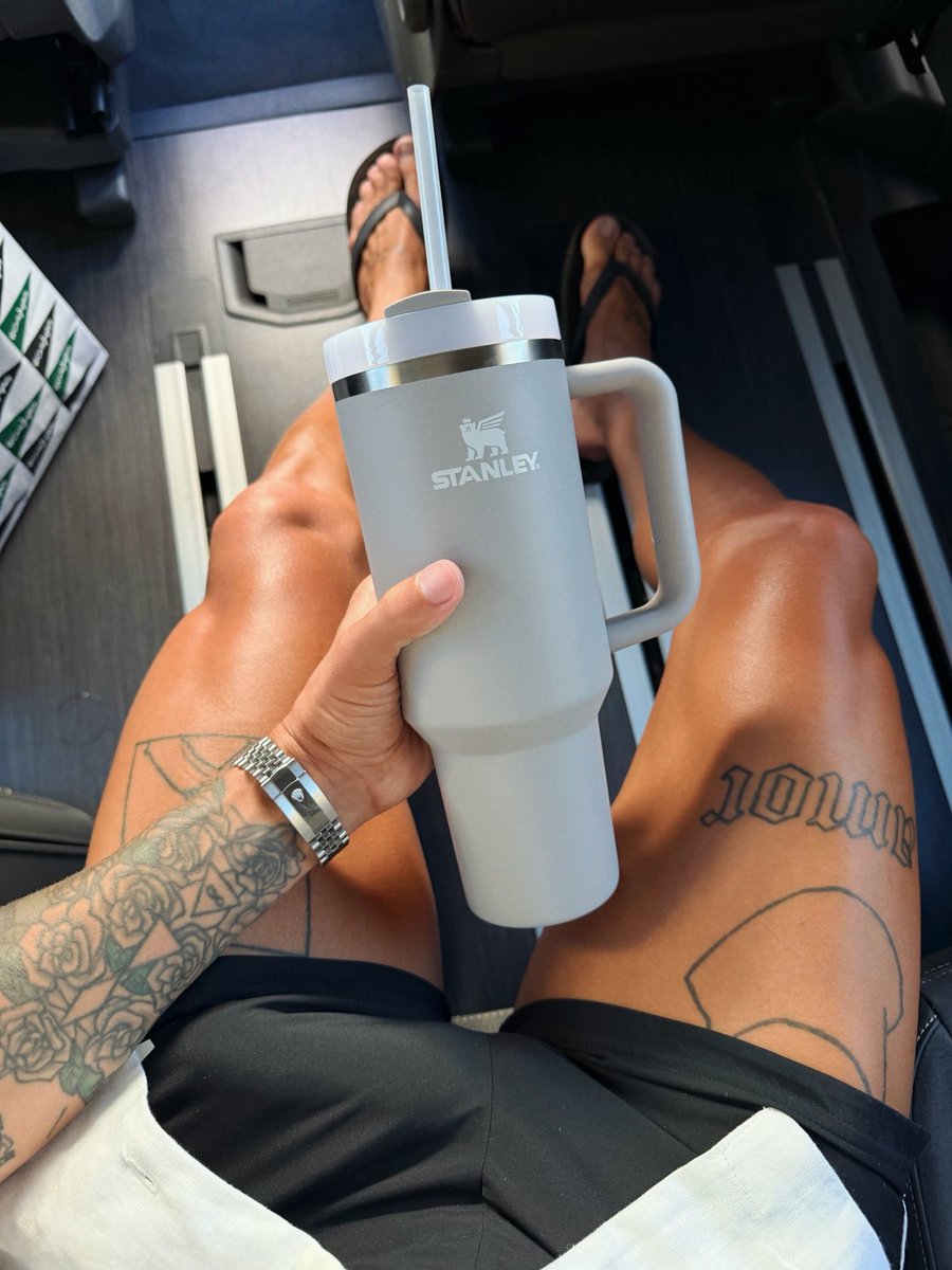 thatbiggguy's tweet photo. On another social media platform, this series of photos got more than 40,000 likes (that was a surprise to me, haha)

I wonder what the secret is? 🤔
Any ideas? https://t.co/OwwpJtwKyd
